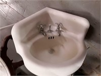 VINTAGE CORNER SINK WITH FAUCETS