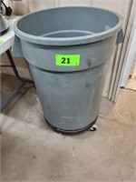 RUBBERMAID GARBAGE CAN W/ ROLLERS