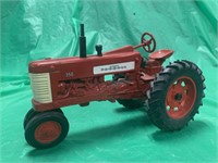 1 /16TH SCALE DIECAST FARMALL 350 TOY TRACTOR NICE