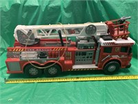 DICKIE TOYS PLASTIC FIRE TRUCK / BATTERY OP