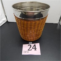 METAL WASTE BASKET WITH WICKER COVER 8 IN