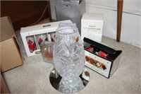 GROUPING: ASSORTED CRYSTAL AND GIFT ITEMS IN
