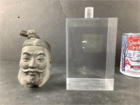 Cube en acrylique et tête asiatique