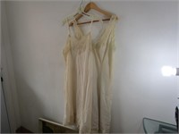 2 robes de nuit en Nylon et Polyester taille 40