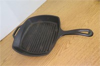 Cast Iron USA Lodge Grill /Skillet  Measures10 1/2