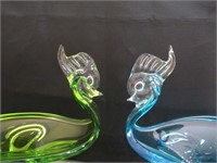 Lot 2: Art Glass Peacocks / Paons en verre 16"