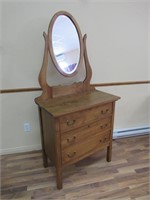 Maple Chest of Drawers / Commode en érable