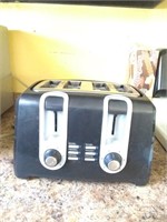Toaster 4 slice black and Decker