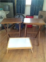 3 Folding tray tables