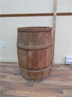 Wooden Barrel / Baril en bois