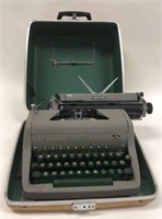 Vintage Royal Quiet De Luxe Typewriter
