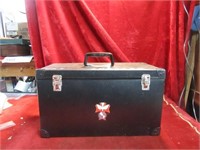 Vintage like new carrying case w/gloves and more.