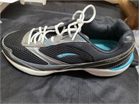 LA GEAR WALK N TONE SHNOES-NEW IN BOX-SIZE 11