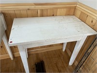 SMALL WHITE TABLE