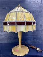 OLDER STAINED GLASS METAL BASE TABLE LAMP