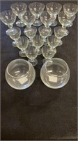 Cute glass lot including eight stem wineglasses
