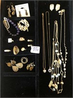 18 pieces of gold tone costume jewelry 4