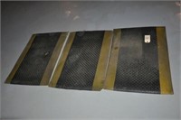 (3) 36" x 25" cushion work mats