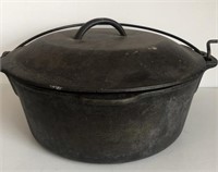 Wagner cast iron pot w/10 1/2" lid number 8G
