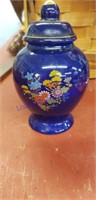Pretty vase with lid