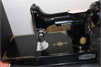 Singer Sewing Machine in Case w/ Manual