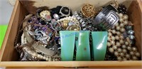 Miscellaneous  unsorted vintage jewelry