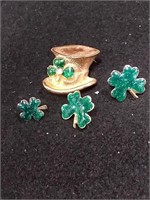 Leprechaun hat in four leaf clovers pendants