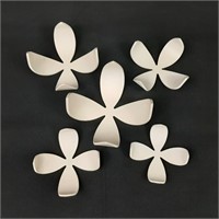 20 x White Magnetic Plastic Flowers