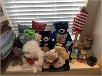 LOT OF STUFFED ANIMALS / CANDLES & MISC