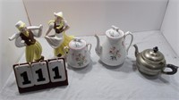 Teapots/ dutch figures