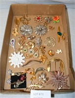 FLAT BOX OF VINTAGE BROOCHES