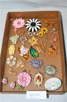 FLAT BOX OF VINTAGE BROOCHES