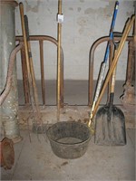 HAND TOOLS & RUBBER TUB