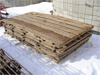 PILE OF 10 WOOD PALLETS