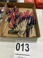 ASSORTED CRAFTSMAN SCREW DRIVERS