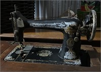 ANTIQUE SINGER TREADLE SEWING MACHINE IN CABINET