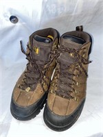 CAT MENS BOOTS SIZE 12 (SMALL DAMAGED)