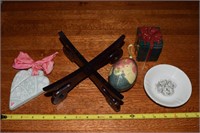 Misc lot: Isabel Bloom heart wooden stand +