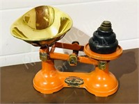 antique counter scale & weights "The King"