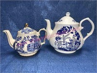 (2) Blue white tea pots