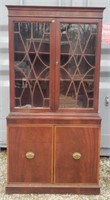 Beautiful Bernhardt mahogany curio cabinet