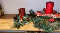 2 CHRISTMAS WREATHS AND CANDLES