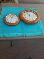 2 WOOD BATTERY CLOCKS