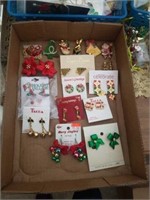 AN ASSORTMENT OF HOLIDAY BROOCHES AND PIERCED