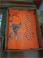 2 NECKLACES AND EARRINGS SET, AND A SILVER