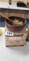 2 COCNUT BOWLS, 2 WOODEN SPOONS, 4 COCKTAIL