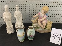 MIXED LOT FIGURINES / DECORATIVE SMALL VASES