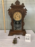 GINGERBREAD CLOCK WITH KEY AND PENDELUM