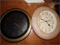 Pair of quartz clocks
