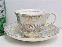 Tasse à thé et soucoupe colorées authentiques